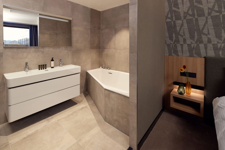 Superior Double Room, 1 King Bed, Non Smoking | Bathroom | Free toiletries, hair dryer, towels, soap