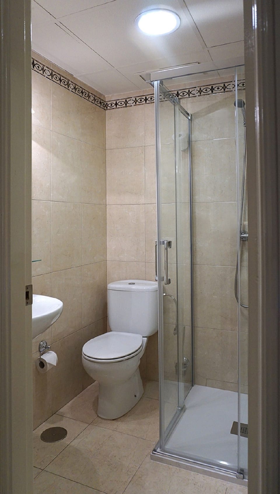 Double or Twin Room | Bathroom | Shower, hair dryer, towels