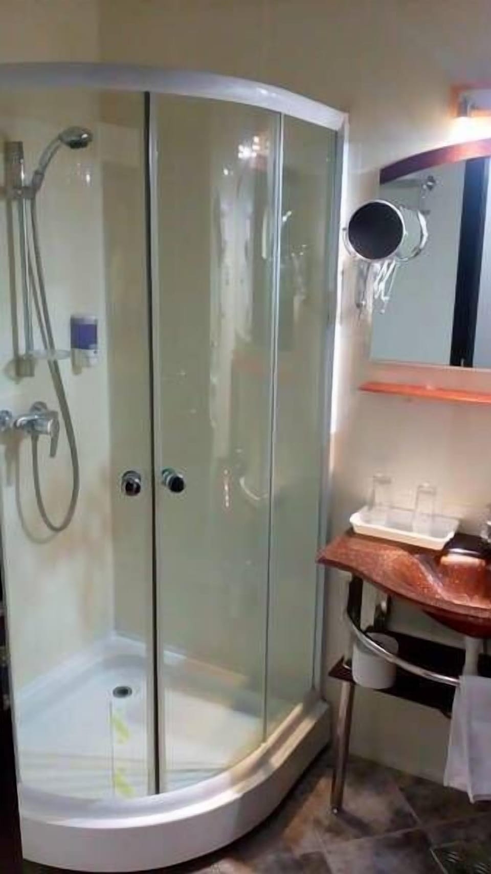 Economy Single Room | Bathroom | Shower, free toiletries, hair dryer, towels