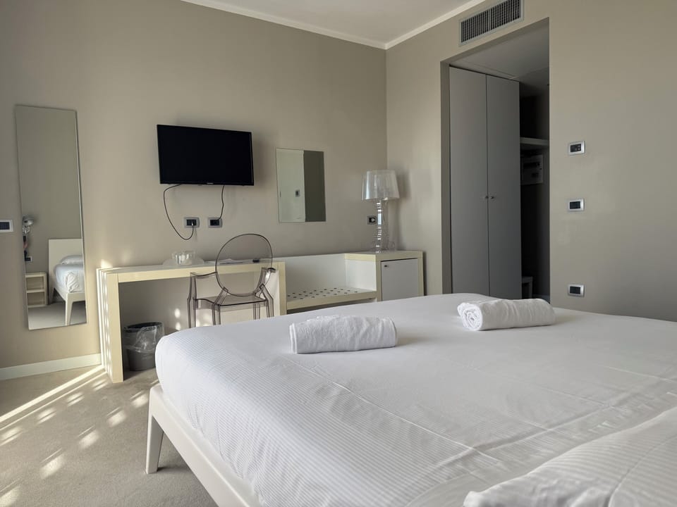 Double Room | Minibar, in-room safe, cribs/infant beds, free WiFi