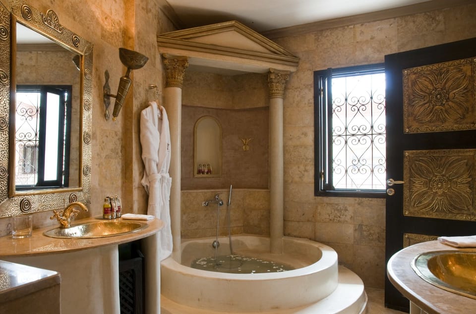 Junior Room (Gladiator) | Bathroom | Combined shower/tub, deep soaking tub, free toiletries, hair dryer