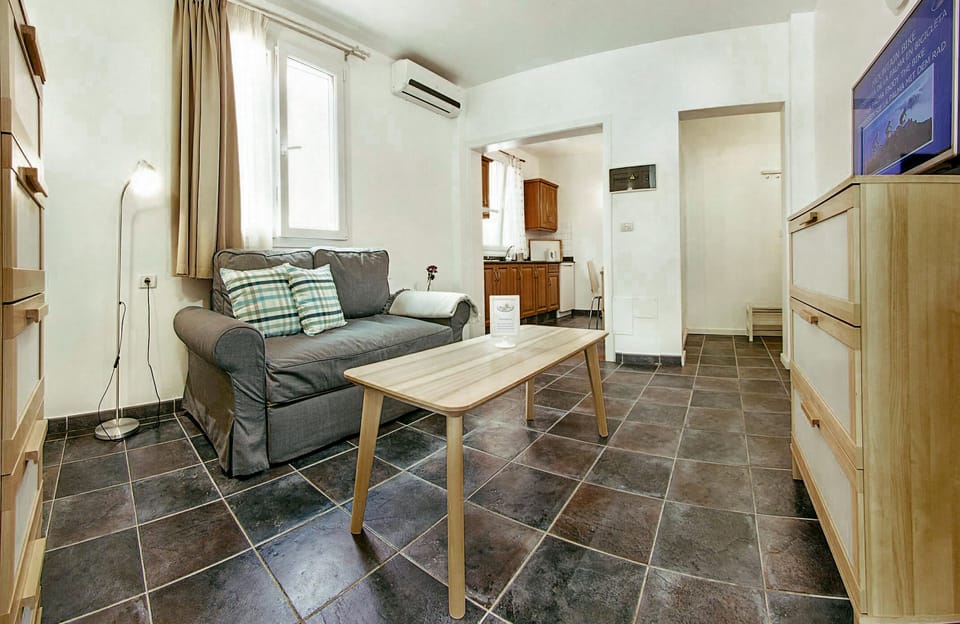 Standard Studio, 1 Double Bed, Kitchen | Pillowtop beds, in-room safe, laptop workspace, soundproofing