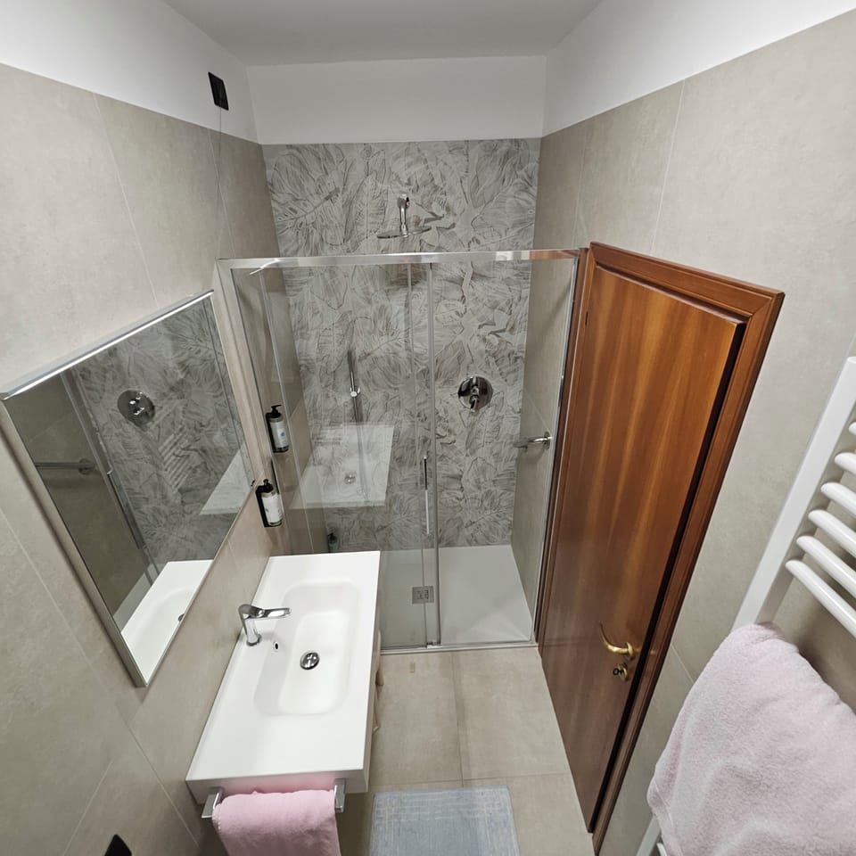 Single Room | Bathroom | Shower, rainfall showerhead, free toiletries, hair dryer