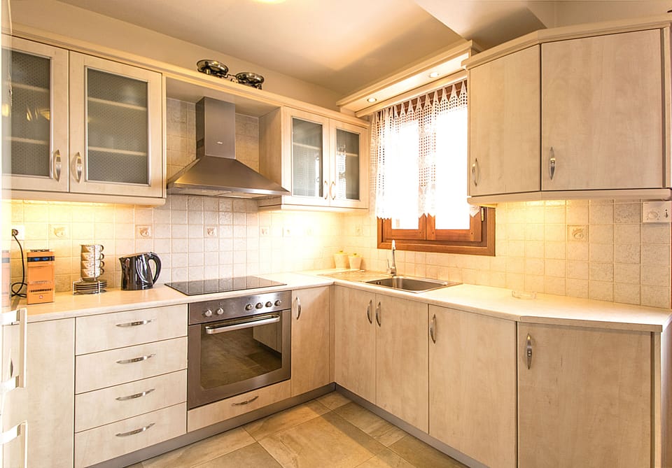 House, 1 Bedroom | Private kitchen | Full-size fridge, microwave, oven, stovetop