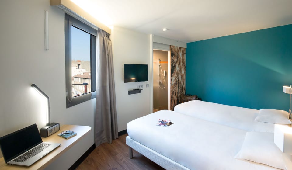 Twin Room, Non Smoking | Premium bedding, in-room safe, desk, blackout drapes