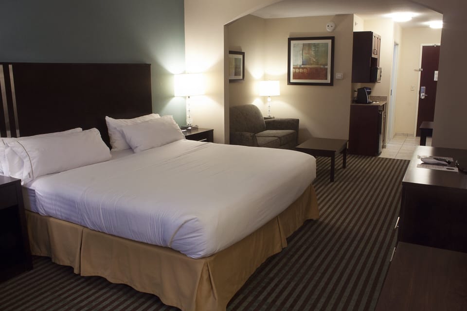 Premium bedding, in-room safe, desk, iron/ironing board