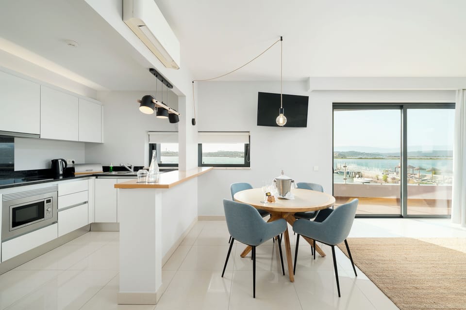 Suite (Riverside) (2) | Dining room