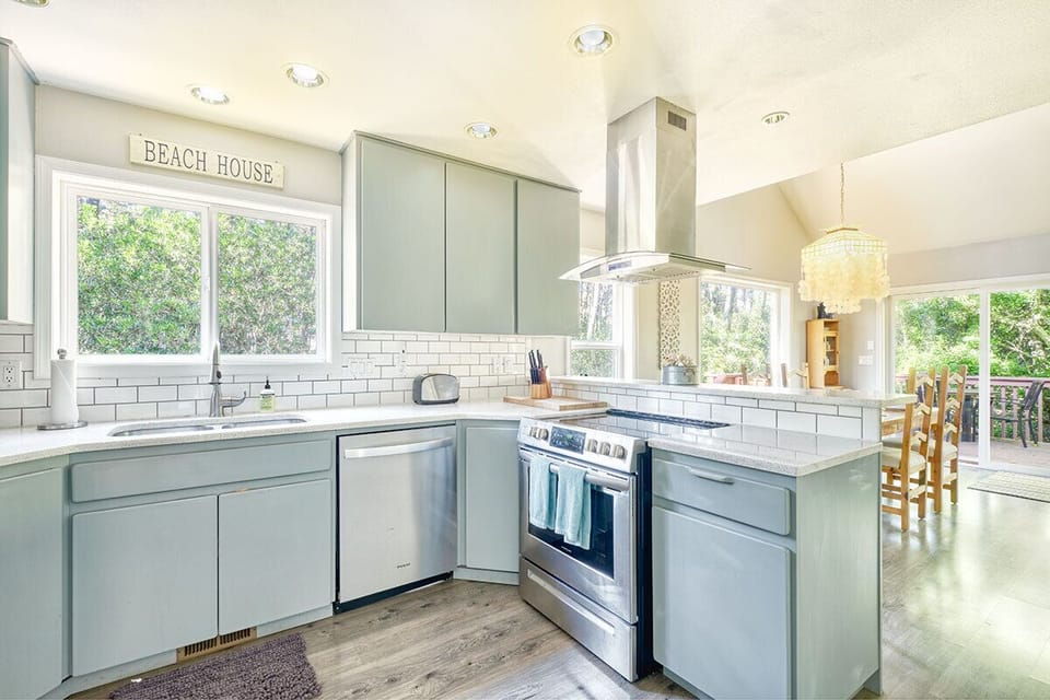 Wonderful stainless steel appliances thoughout the kitchen