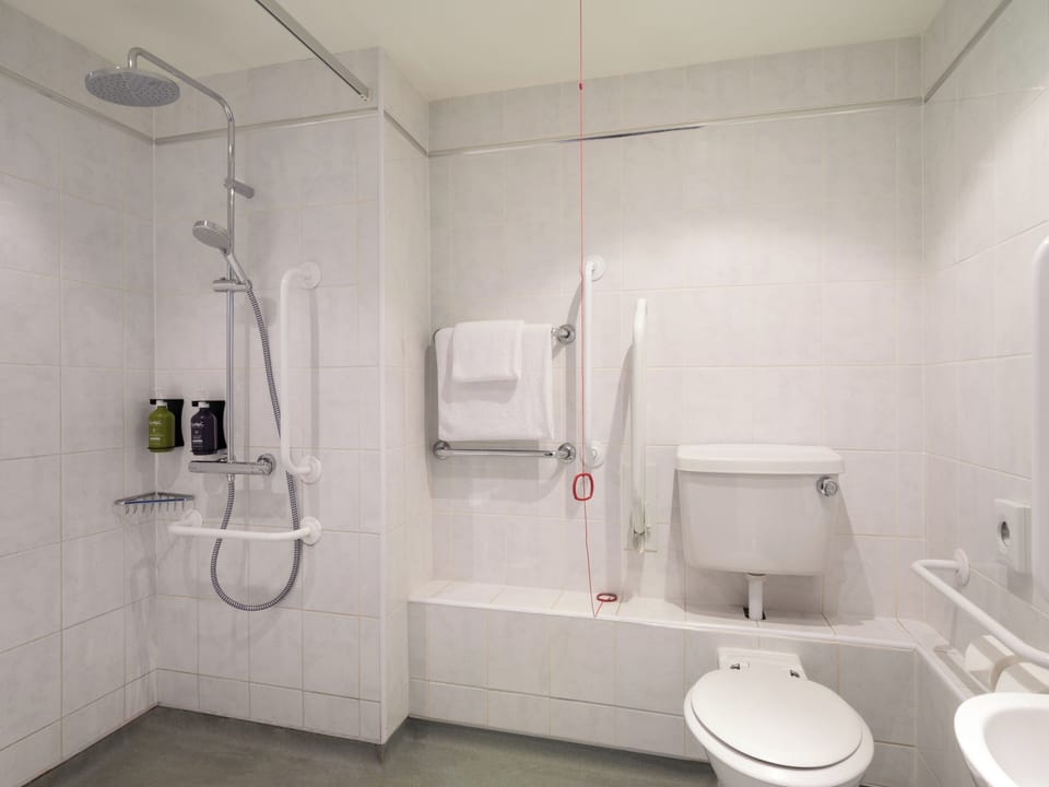 Standard Room, 1 Double Bed, Accessible | Bathroom | Shower, eco-friendly toiletries, hair dryer, towels