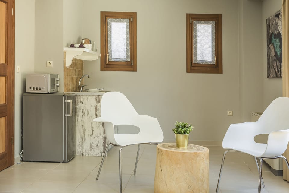 Superior Suite, Courtyard View (No 112) | Private kitchenette | Coffee/tea maker, fridge, microwave, toaster