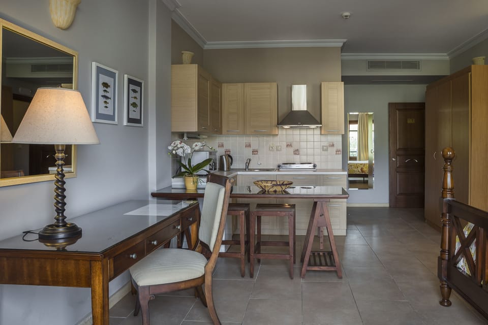 Superior Suite, Courtyard View (No 107) | In-room dining