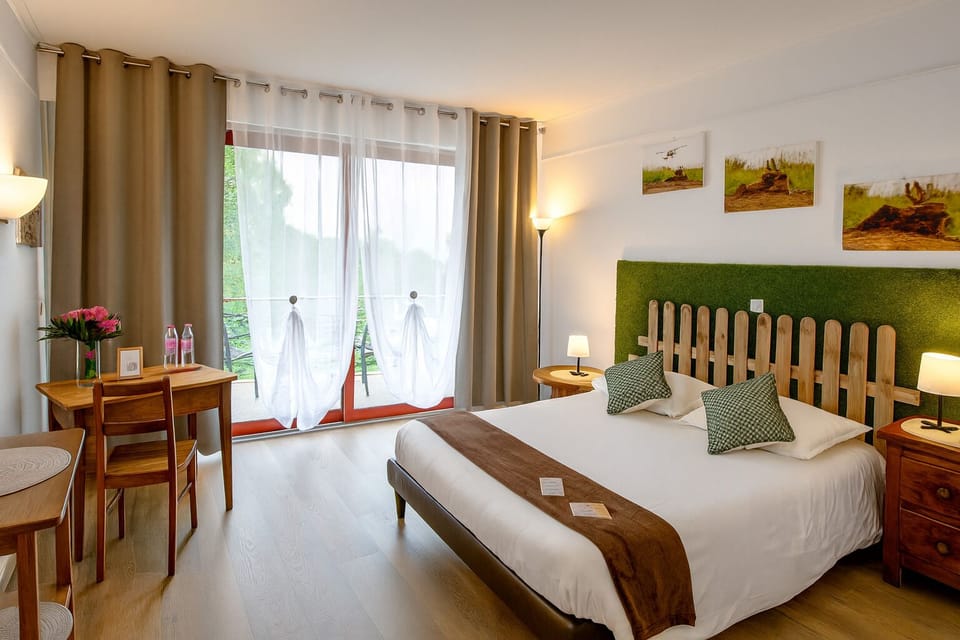 Hypo-allergenic bedding, down comforters, in-room safe, free WiFi