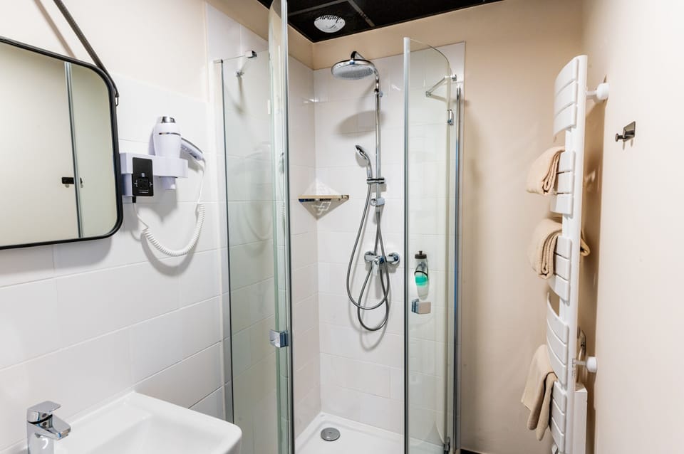 Superior Room, Valley View | Bathroom | Shower, rainfall showerhead, hair dryer, towels