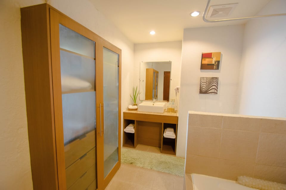 Suite | Bathroom | Towels, soap, shampoo, toilet paper