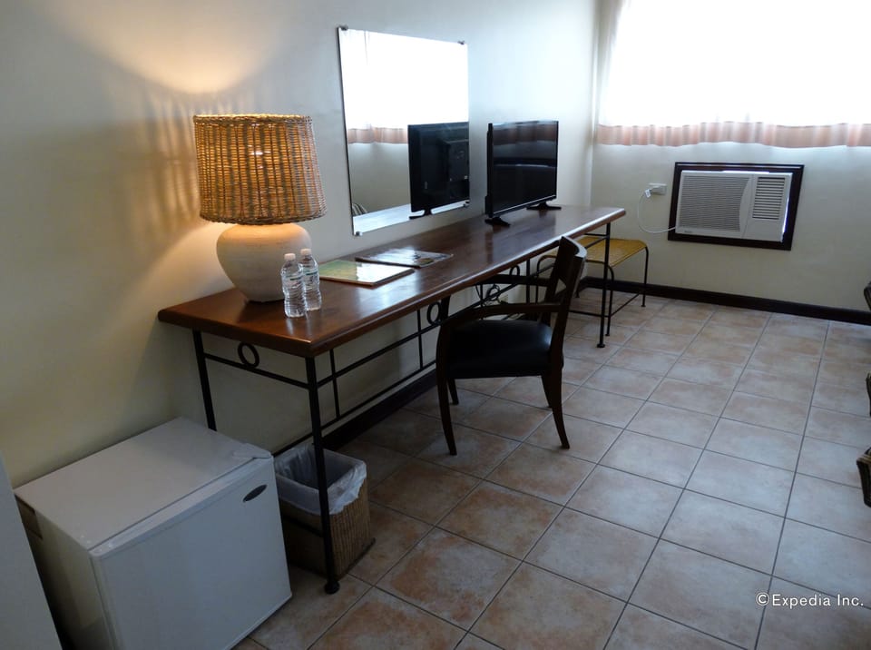 Deluxe Room | Premium bedding, minibar, in-room safe, desk