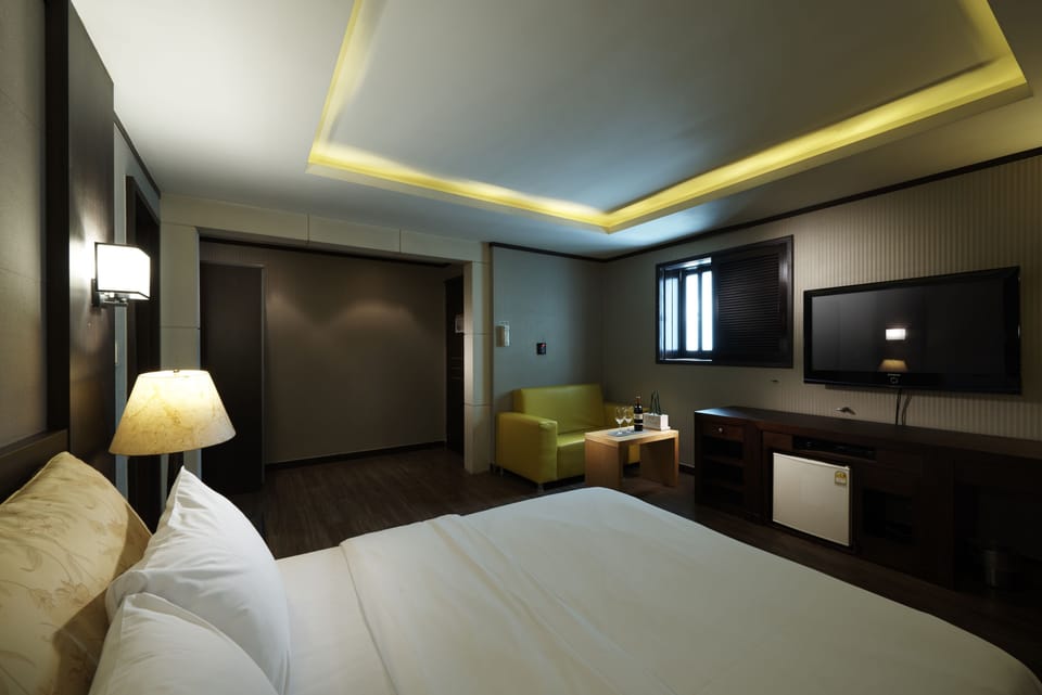 Deluxe Double Room | In-room safe, WiFi (free)