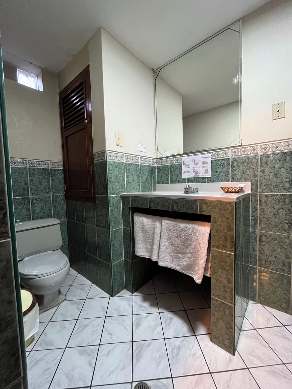 Combined shower/tub, deep soaking tub, rainfall showerhead