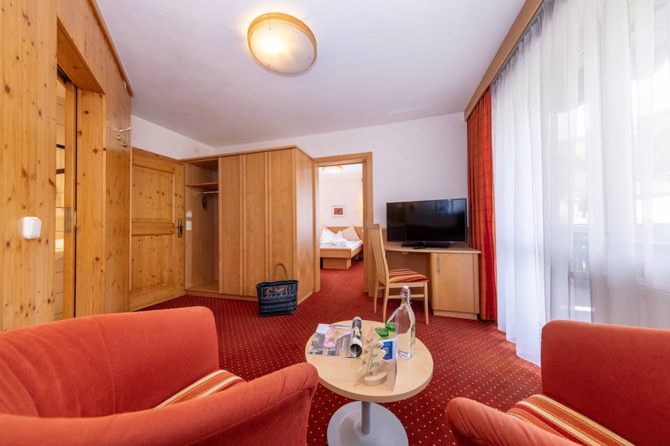 Junior Suite | In-room safe, free WiFi, bed sheets