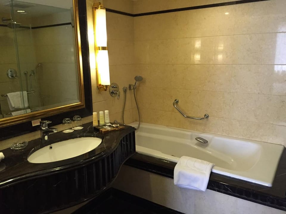 Executive Room, 1 King Bed | Bathroom | Shower, slippers, towels
