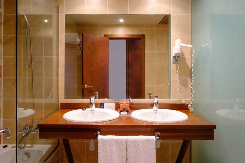 Rainfall showerhead, bidet, towels, soap