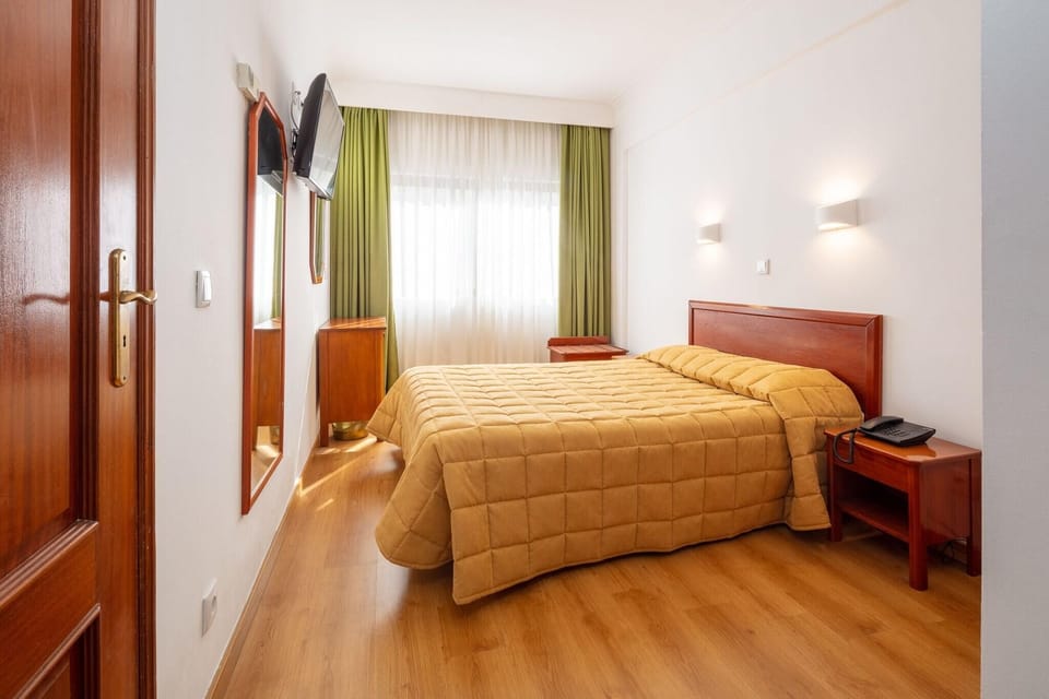 In-room safe, soundproofing, free WiFi, bed sheets