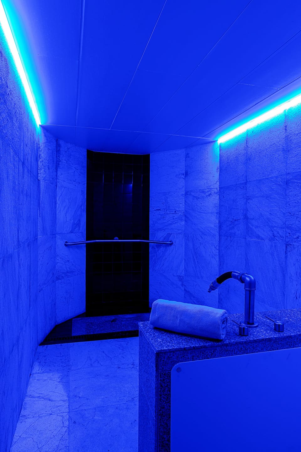 Couples treatment rooms, sauna, hot tub, steam room, body treatments