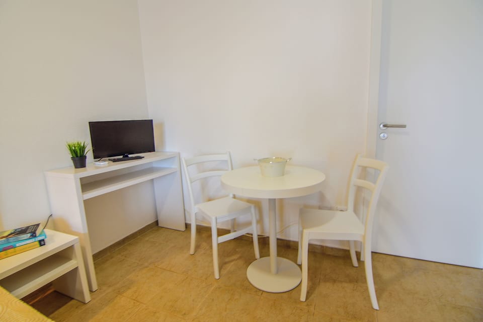 In-room safe, laptop workspace, bed sheets