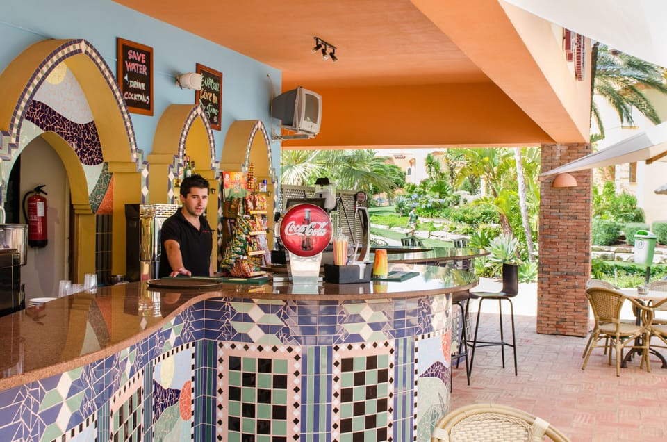 Swim-up bar