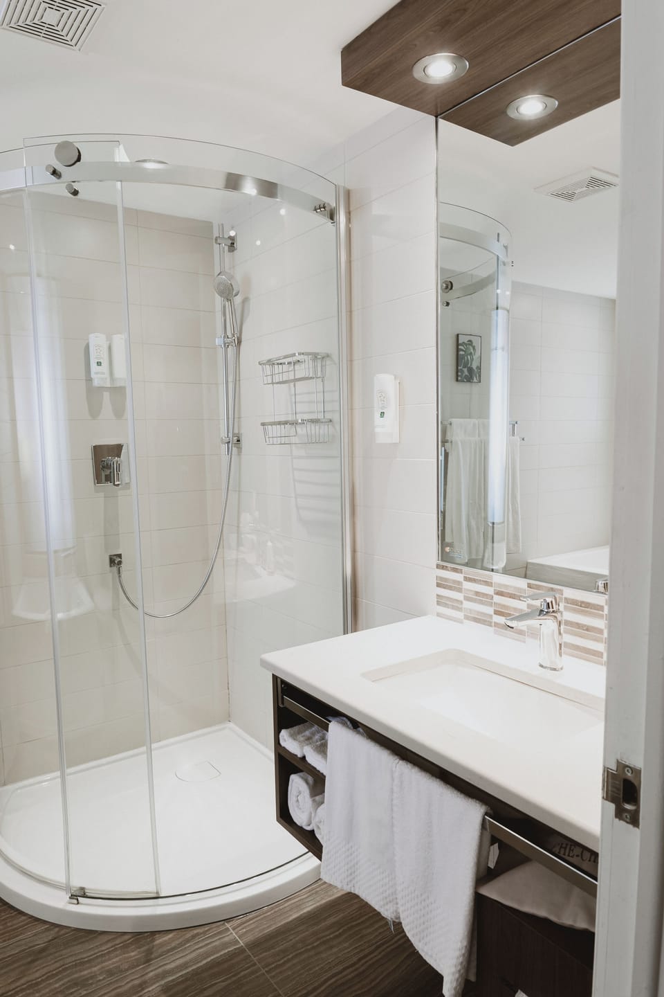 Room, 1 Queen Bed, Non Smoking | Bathroom | Combined shower/tub, free toiletries, hair dryer, towels