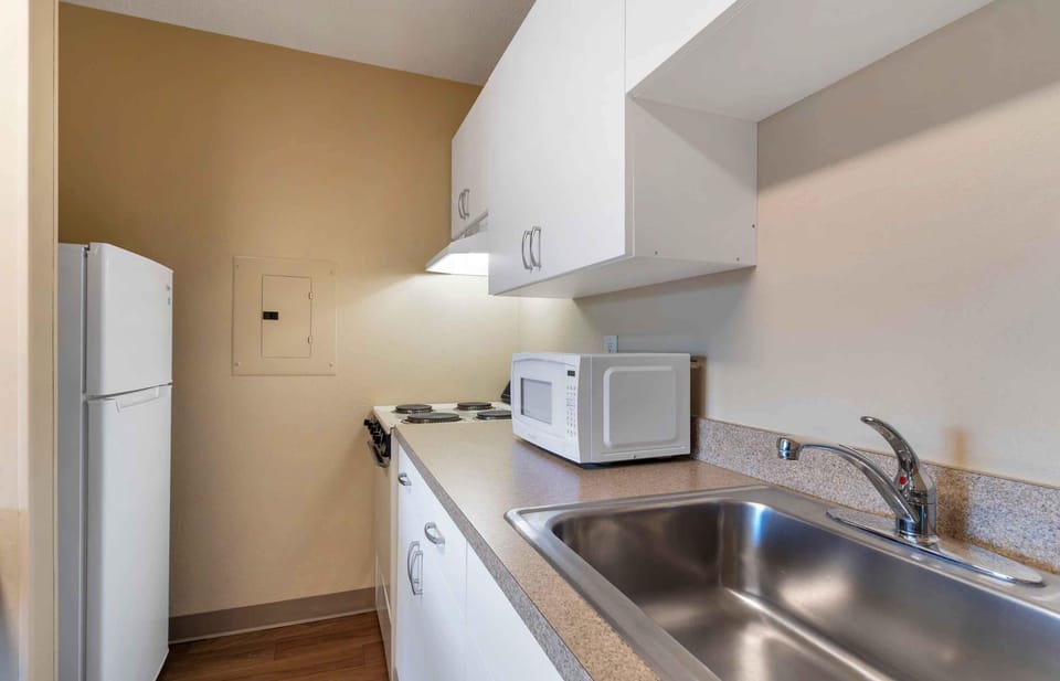 Studio, 1 Queen Bed, Non Smoking | Private kitchen | Coffee/tea maker, fridge, microwave, stovetop