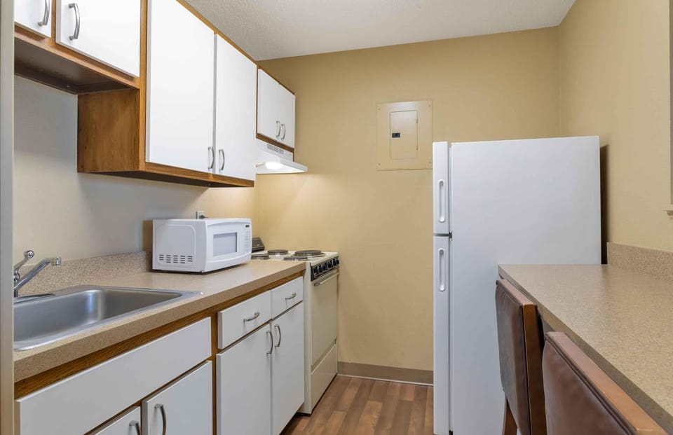 Deluxe Studio, 1 Queen Bed with Sofa bed, Non Smoking | Private kitchen | Coffee/tea maker, fridge, microwave, stovetop