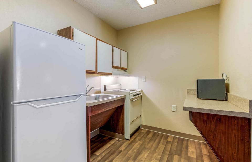 Coffee/tea maker, fridge, microwave, stovetop