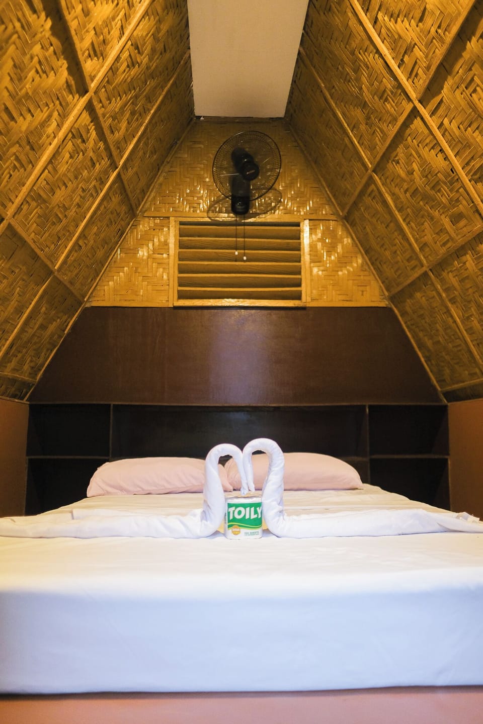 Private Cottage Fan Room for 2 | Iron/ironing board, free WiFi, bed sheets