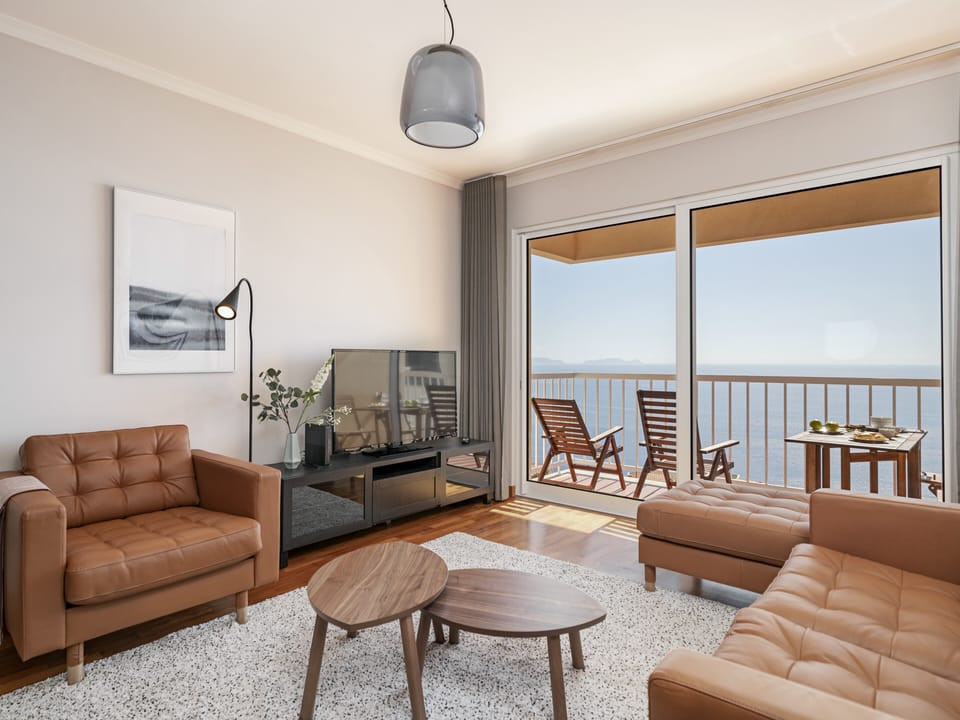 Livingroom with a balcony.