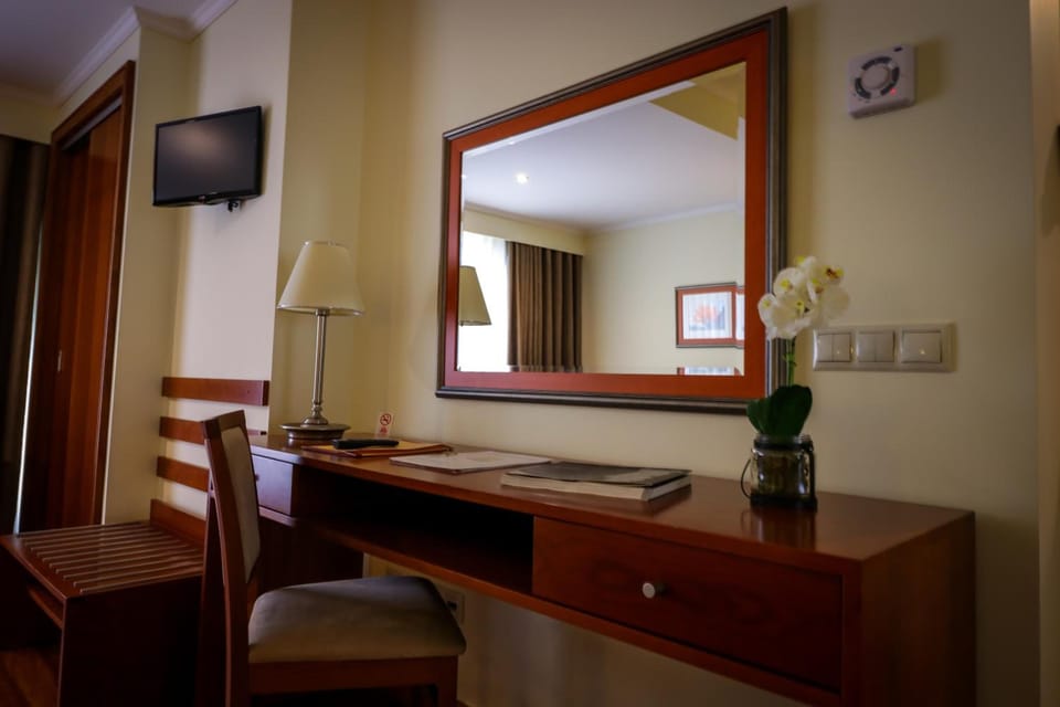 Minibar, in-room safe, laptop workspace, soundproofing
