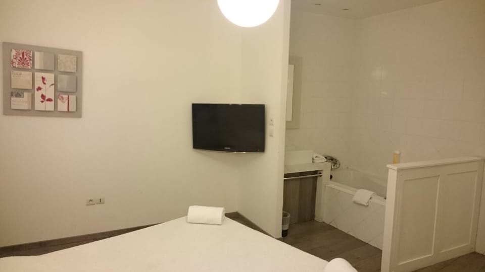Free cribs/infant beds, rollaway beds, free WiFi, bed sheets