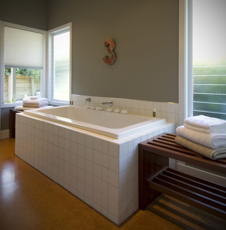 Deep soaking bathtub