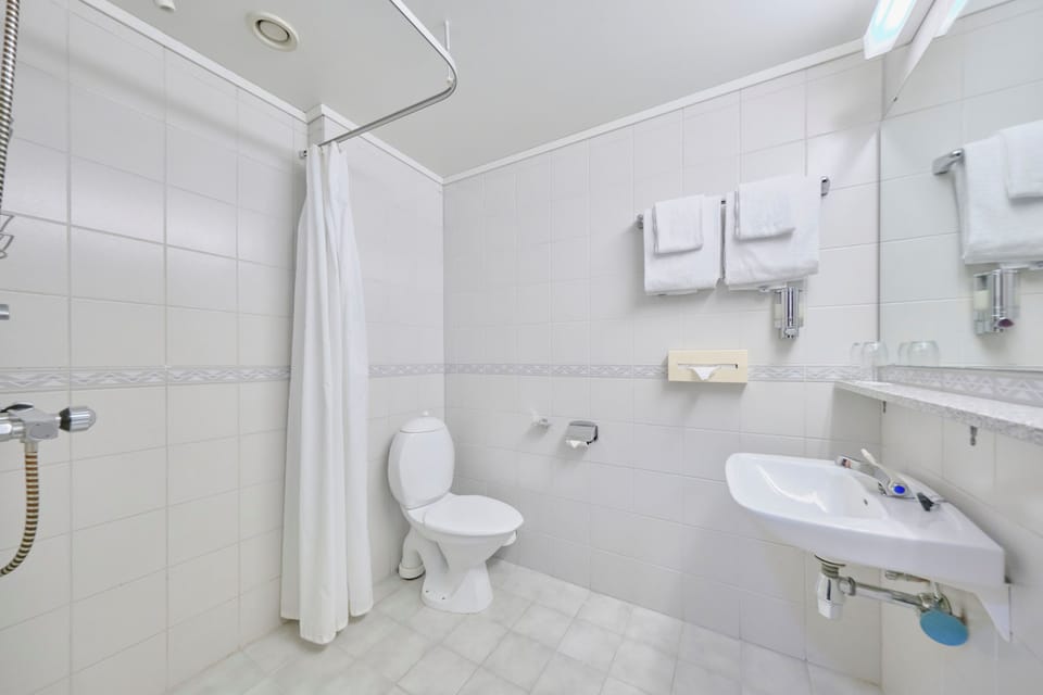 Economy Double Room, 1 Double Bed, Non Smoking | Bathroom | Towels