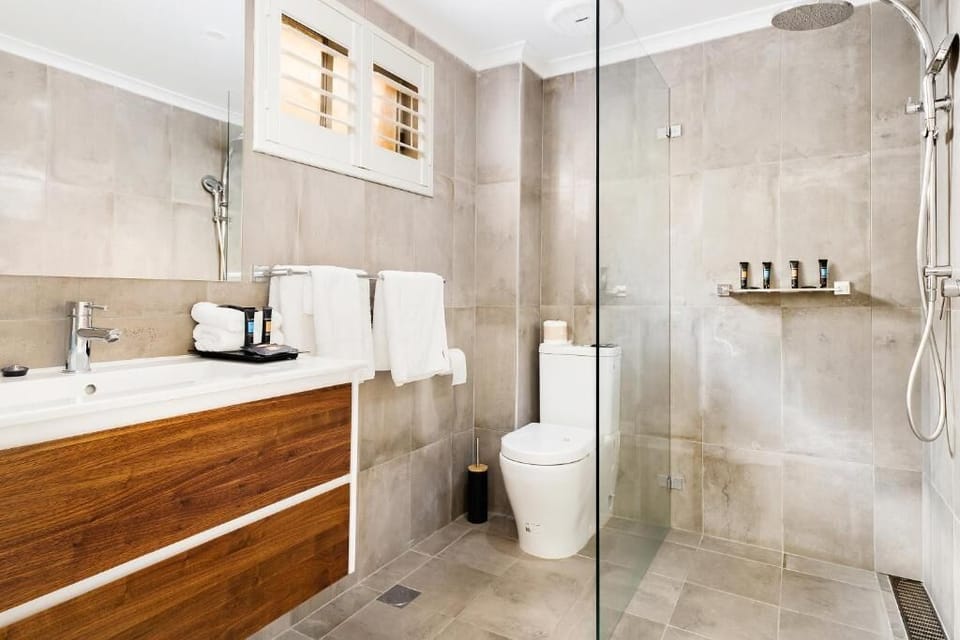 Superior Family Room (newly refurbished) | Bathroom | Free toiletries, hair dryer (on request), towels