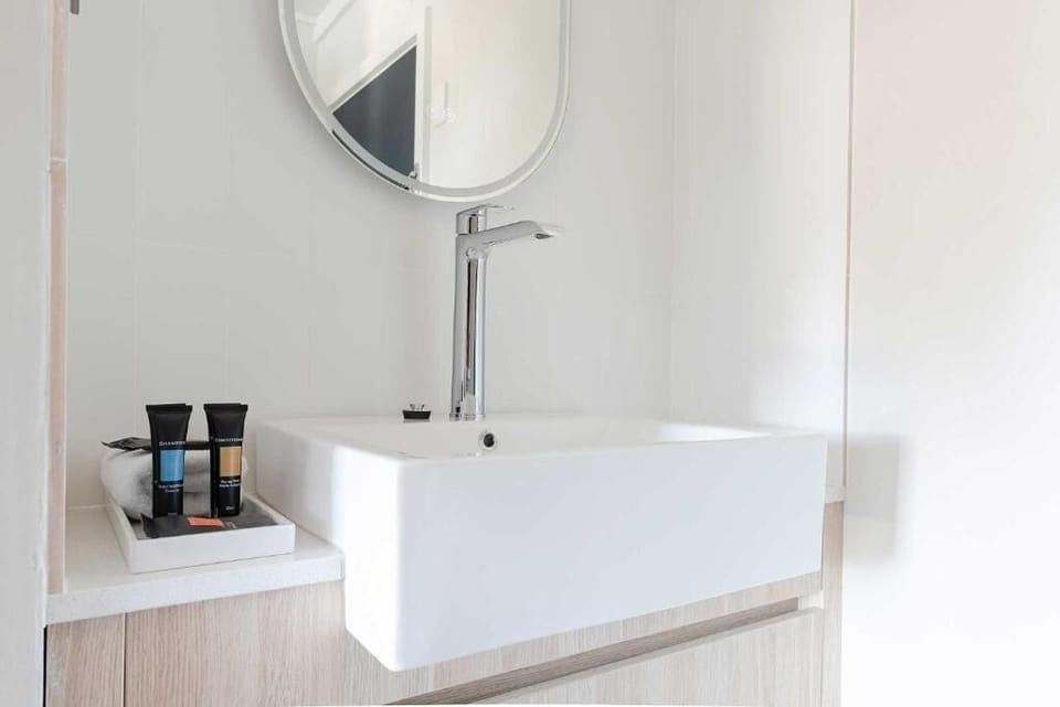 Superior King Room (newly refurbished) | Bathroom | Free toiletries, hair dryer (on request), towels