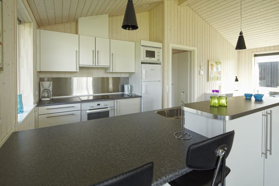 Classic Plus 6 | Private kitchen | Full-size fridge, microwave, oven, stovetop