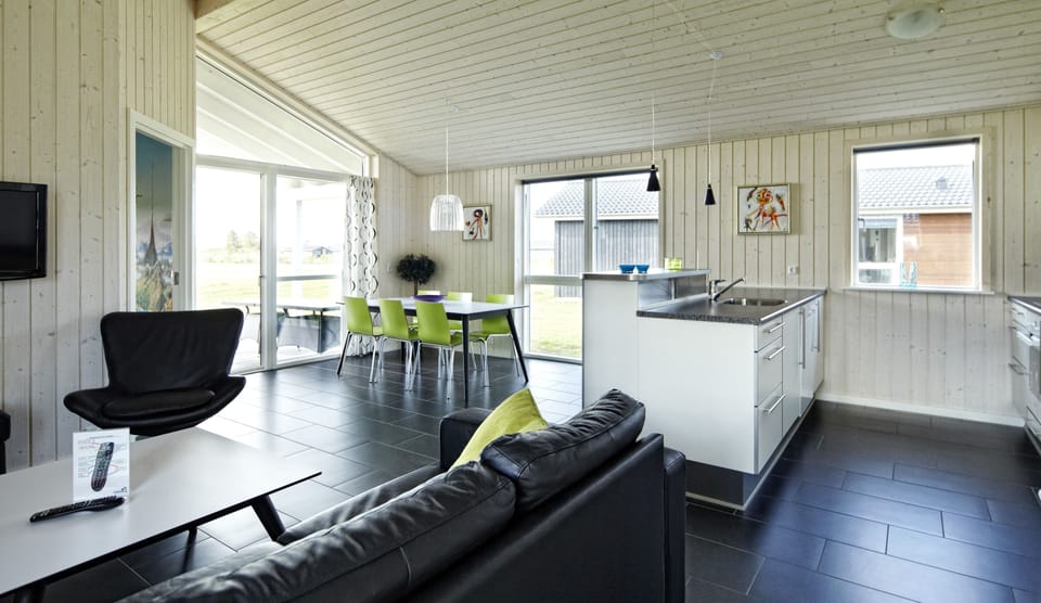 Classic Plus 6 | Living area | 32-inch flat-screen TV with satellite channels, TV