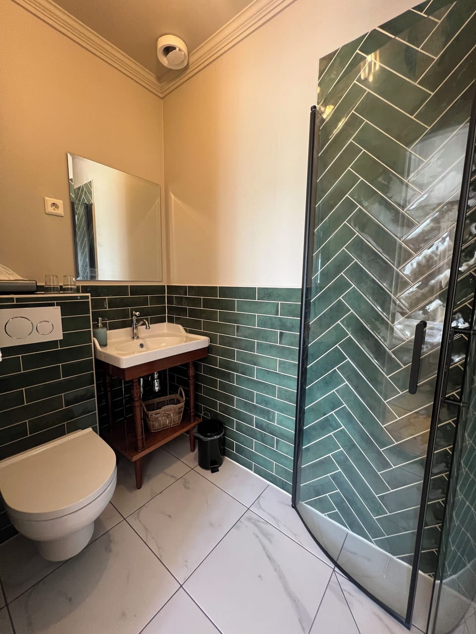 Deluxe Double Room | Bathroom | Shower, free toiletries, hair dryer, towels