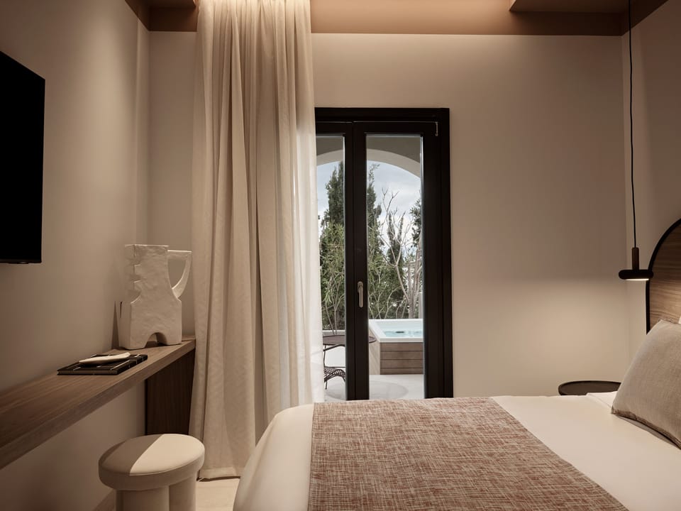 Comfort Room with Jacuzzi | Minibar, in-room safe, individually decorated, soundproofing