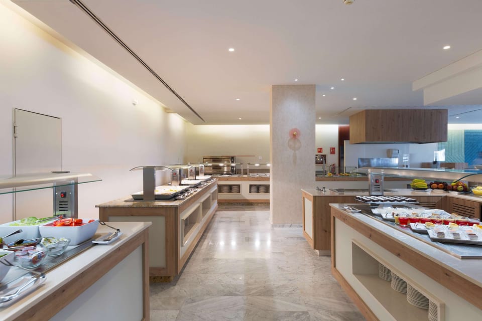 2 restaurants; breakfast, lunch, and dinner served