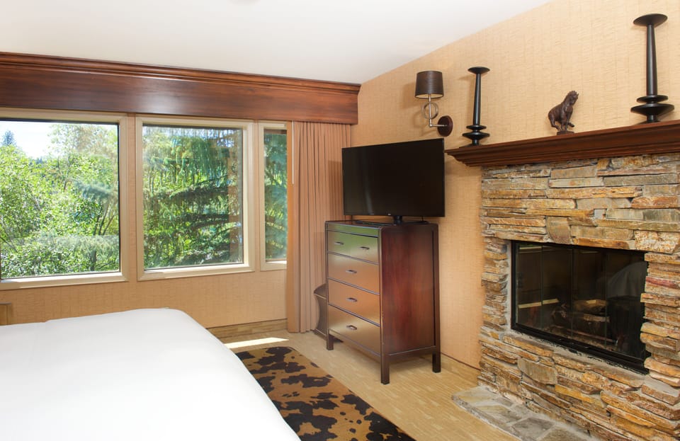 Suite, 1 King Bed, Balcony, Lakeside (Corner) | In-room safe, desk, laptop workspace, blackout drapes