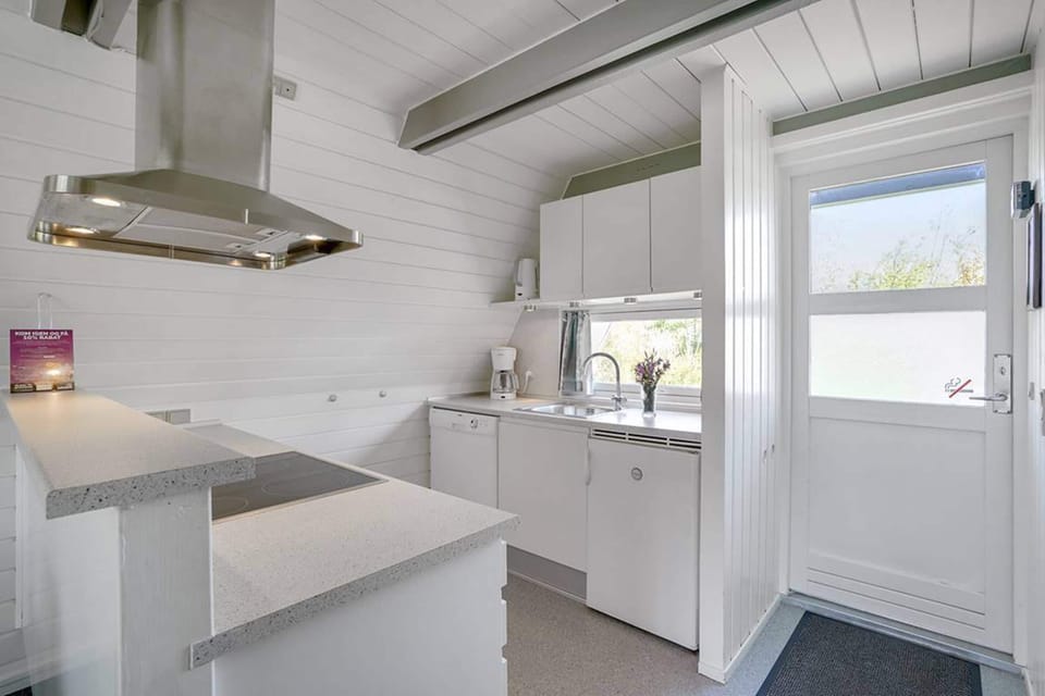 Nordic 6 | Private kitchen | Full-size fridge, oven, stovetop, dishwasher