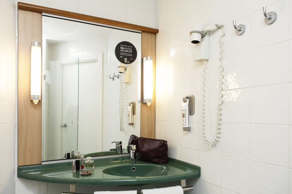 Combined shower/tub, rainfall showerhead, eco-friendly toiletries