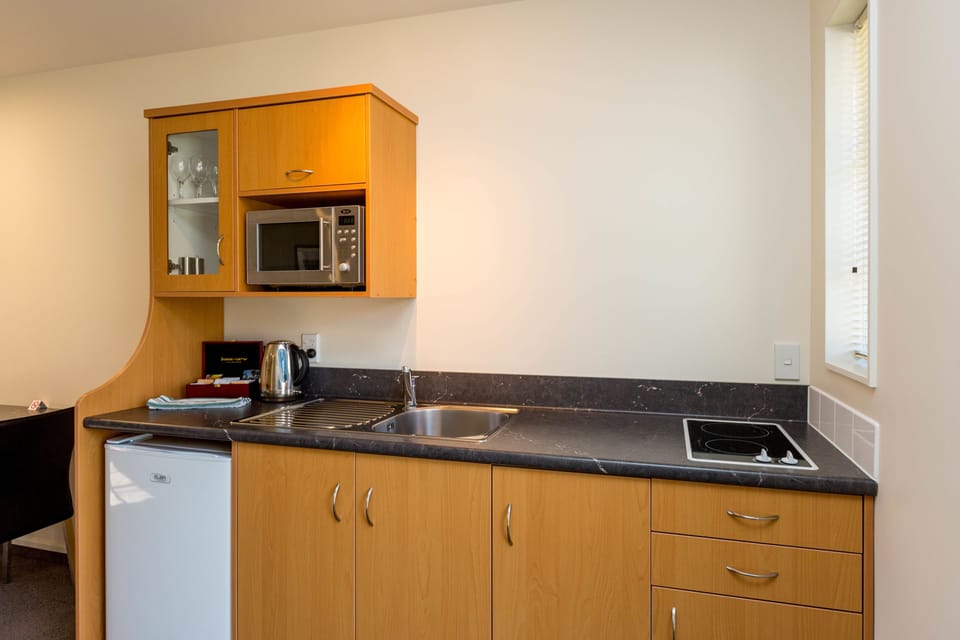 Studio | Private kitchenette | Microwave, stovetop, coffee/tea maker, electric kettle