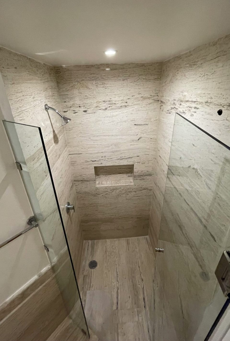 Deluxe Double Room | Bathroom | Shower, free toiletries, hair dryer, towels